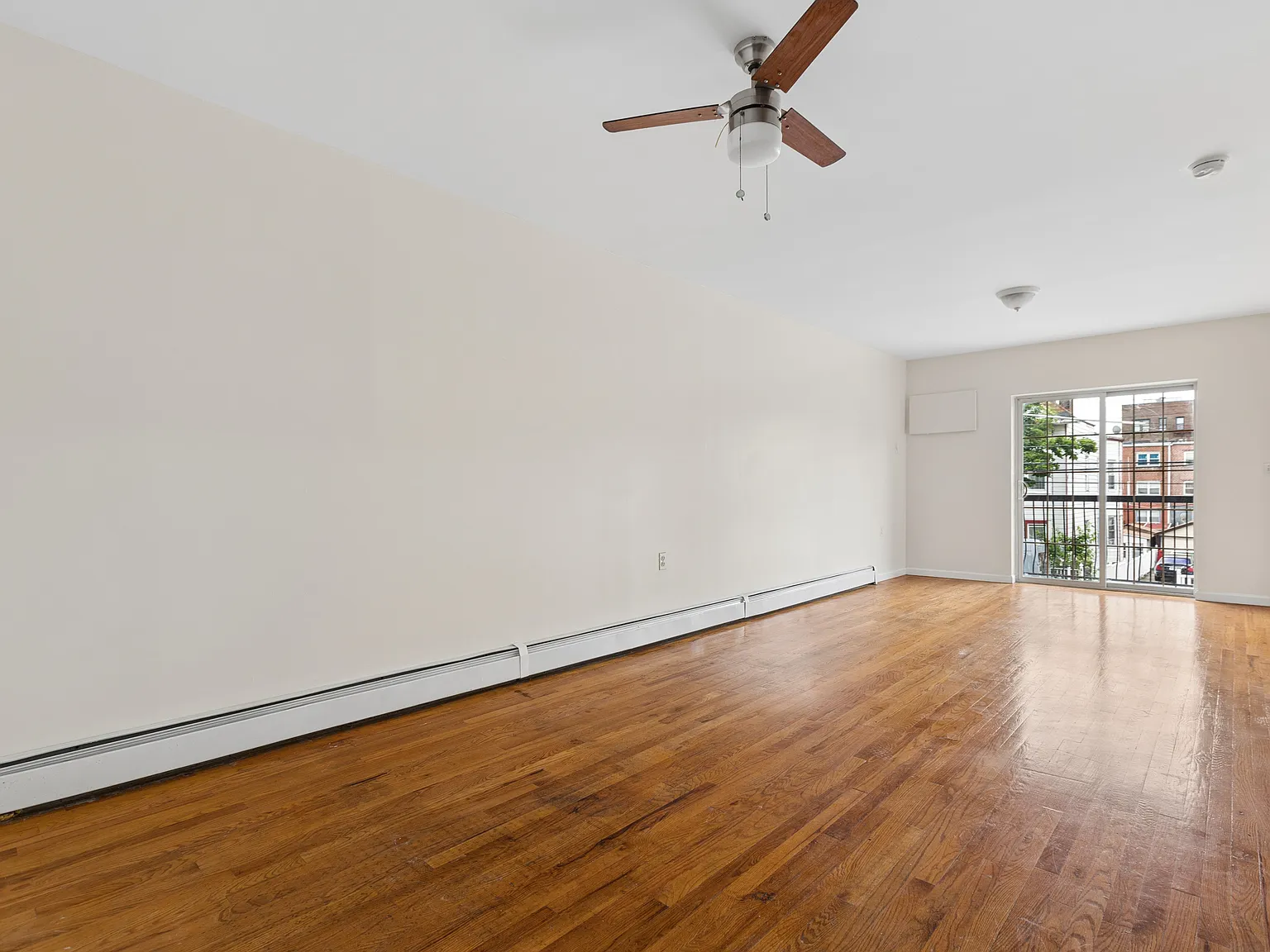 3 bed, 1100 sqft, $3,370 — Photo 3
