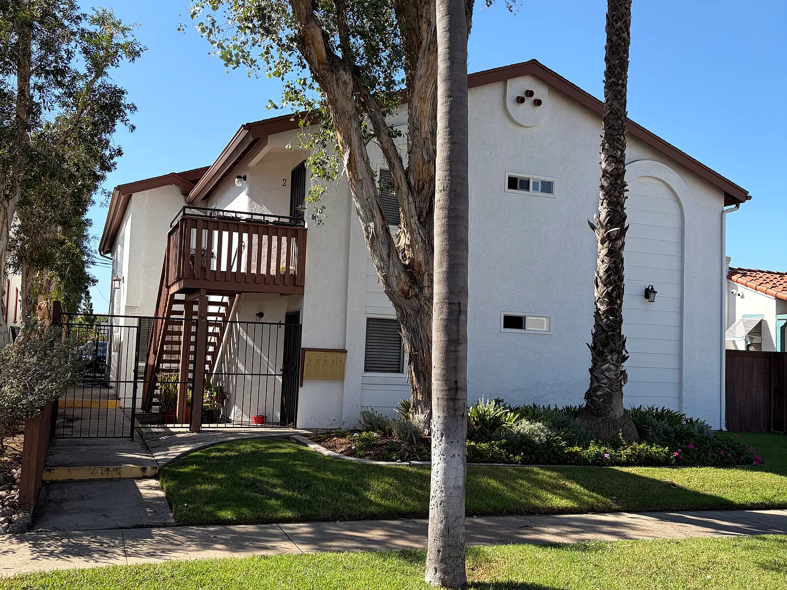 3 bed, 1026 sqft, $3,780 — Photo 2