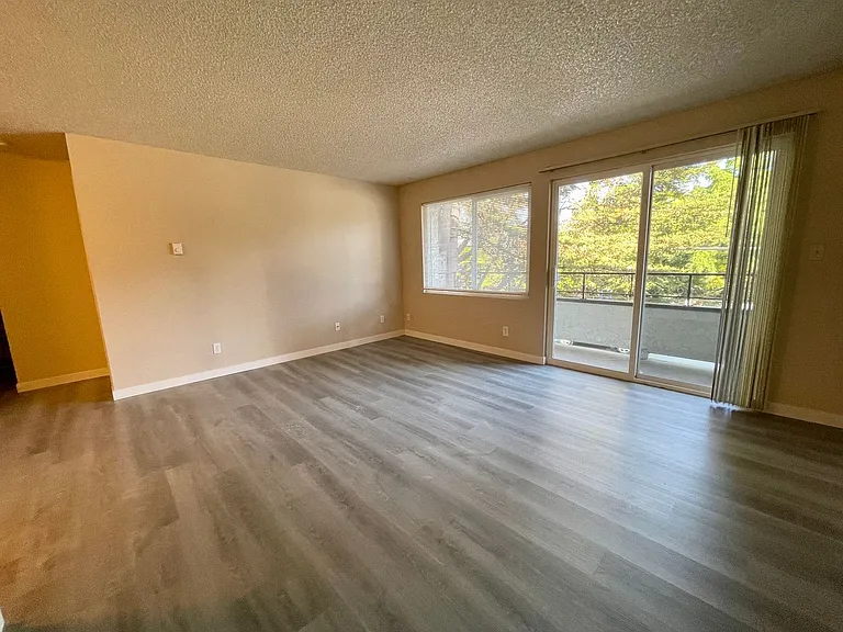 Spacious unit nestled across from Bitterlake Park & Lake, walk to shops and stores! — Photo 6