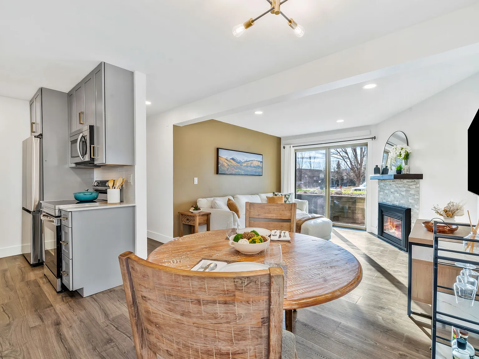 2 bed, 841 sqft, $3,200 — Photo 1