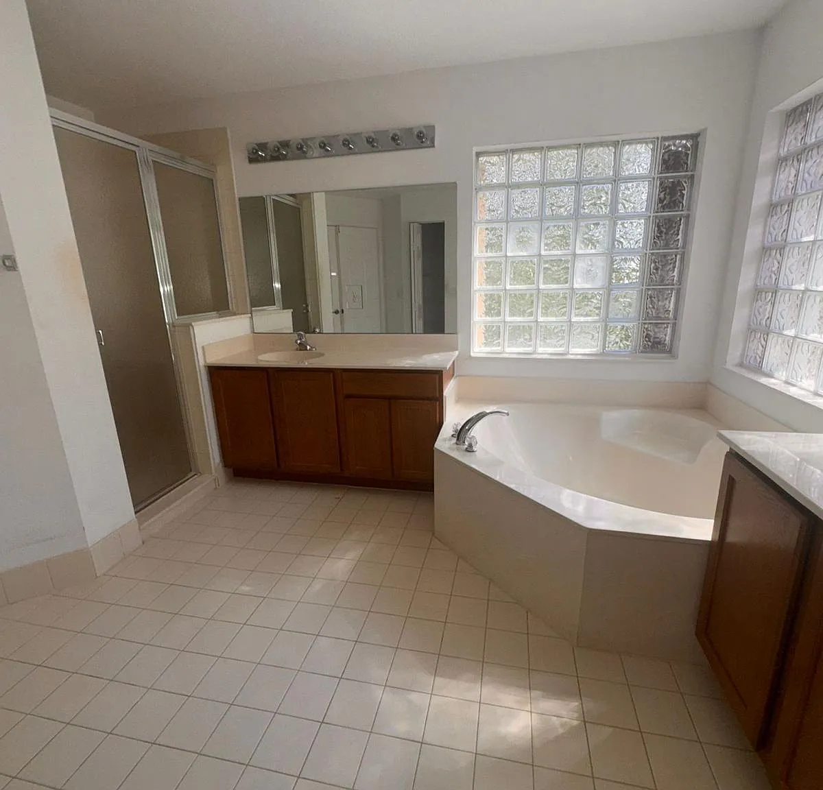 4 bed, 3.0 bath, 2689 sqft, $3,500 — Photo 4