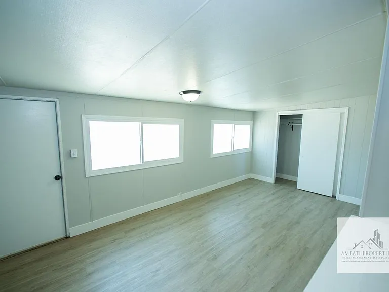1136 E Griffith Way — Photo 8