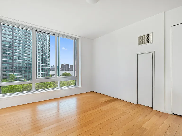 4630 Center Blvd #605 — Photo 5