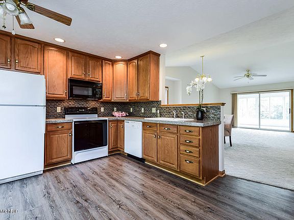 5th image of 682 Glenvale Dr