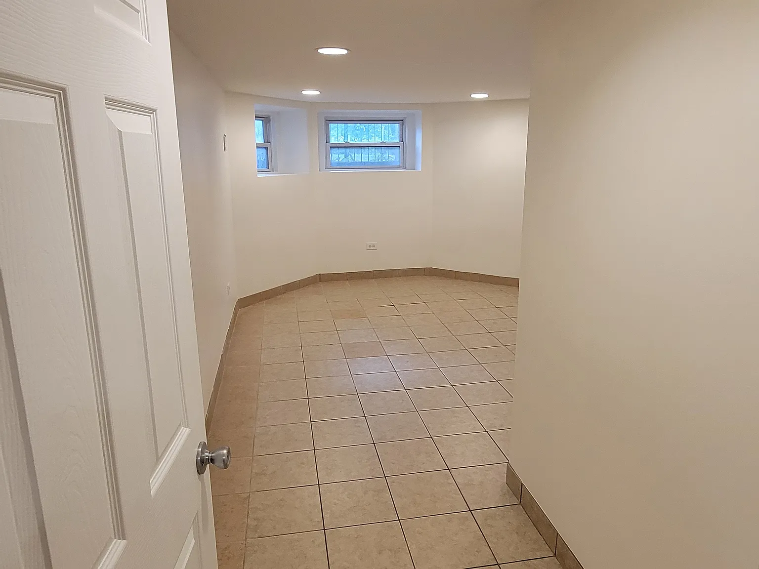 3 bed, 1200 sqft, $1,550 — Photo 3