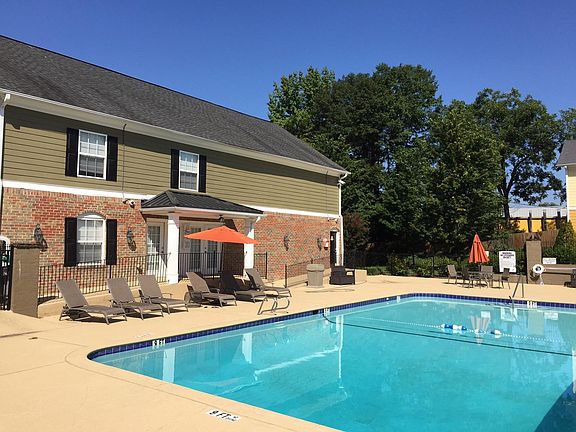 SWIMMING/TENNIS COMMUNITY - COMMUNITY POOL