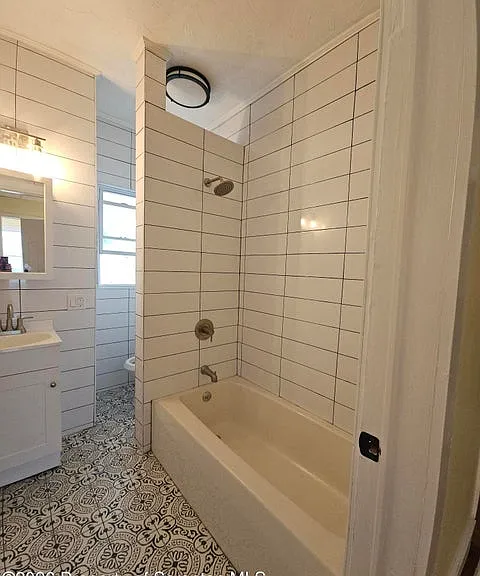 1327 Oram St #2 — Photo 9