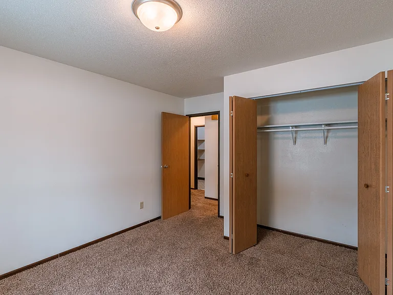 Fargo, ND Long Island Apartments | Bedroom
