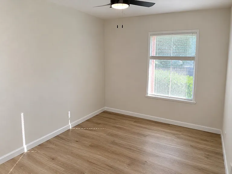 1206 Edinburg Ln — Photo 11