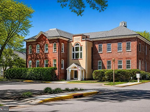 2nd image of 5 Academy Ct