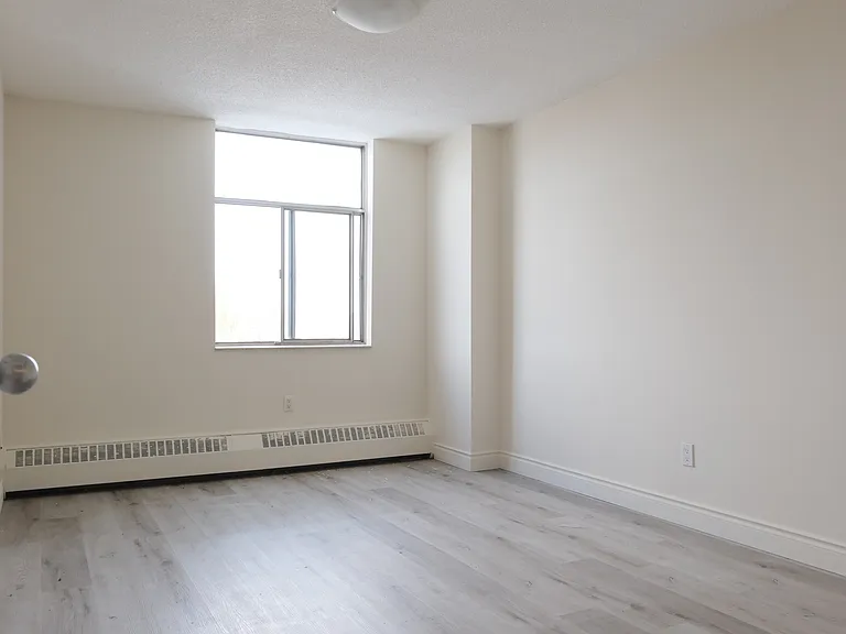 34 Centre St W — Photo 10