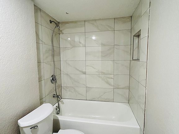 5th image of 2514 Portland Dr