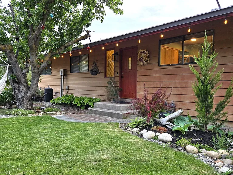 2211 NW Cascade Ave — Photo 1