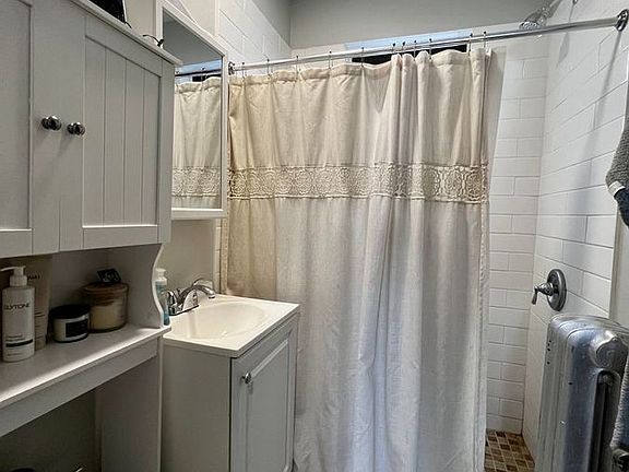 5th image of 1062 W Cornelia Ave #2
