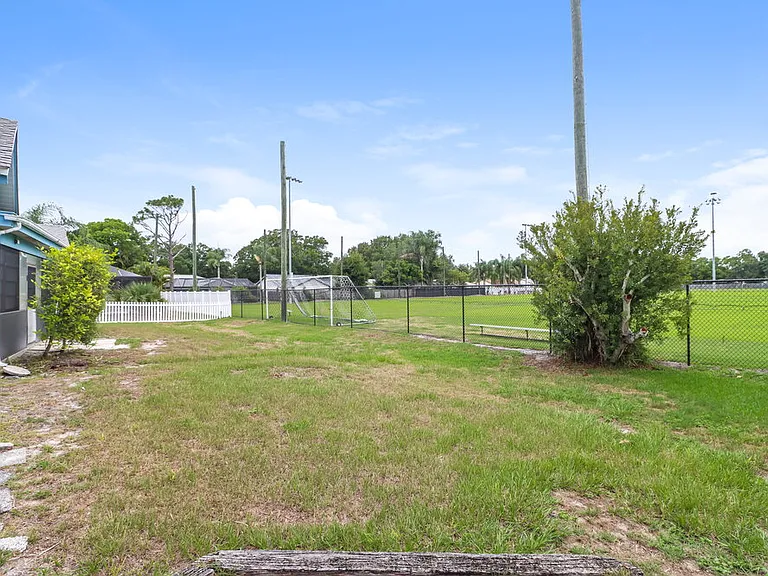 2225 Hidden Meadows Dr E — Photo 16
