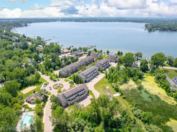 161 E Bay Dr, Walled Lake, MI 48390