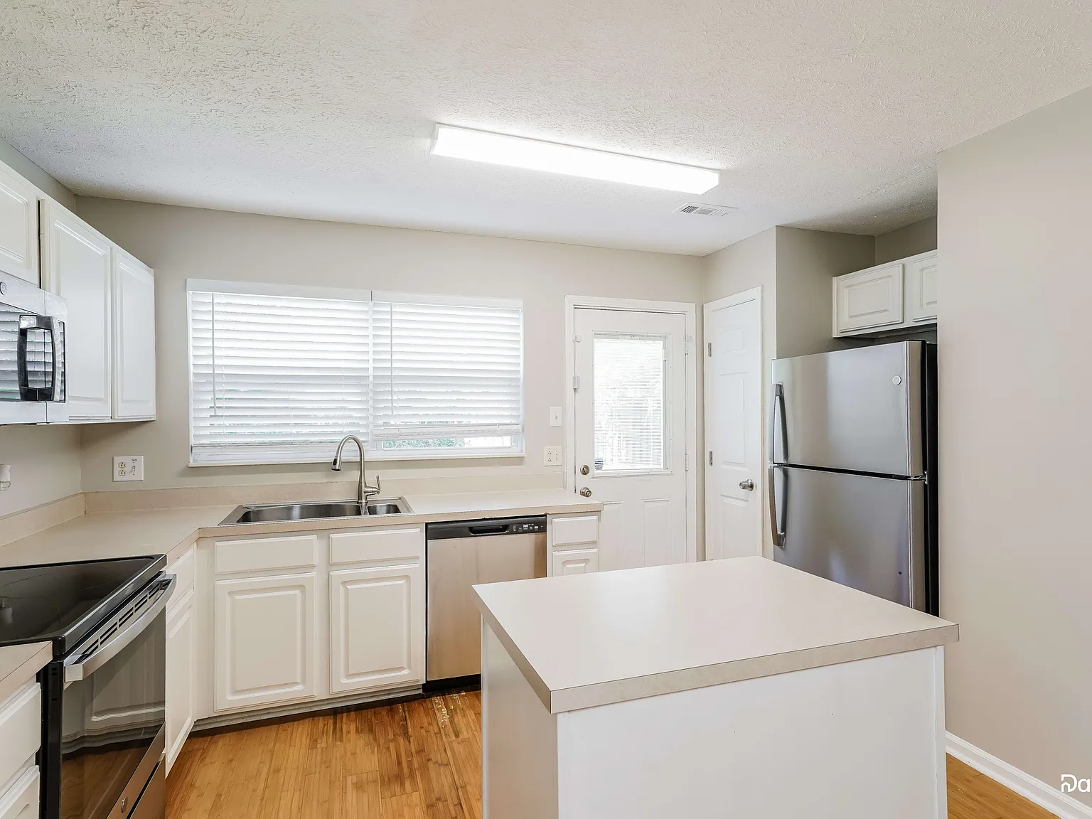 3 bed, 2.5 bath, 1464 sqft, $2,240 — Photo 4