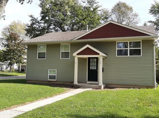 1132 Queen Anne St, Woodstock, IL 60098