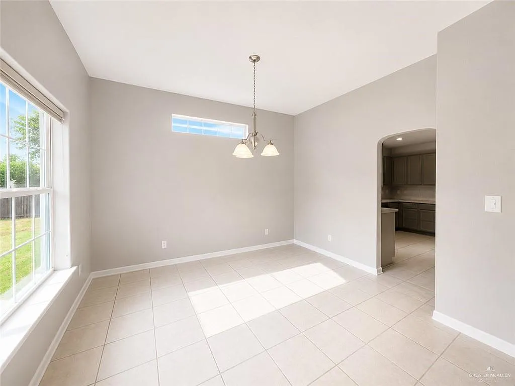 3 bed, 2.0 bath, 2120 sqft, $1,950 — Photo 4