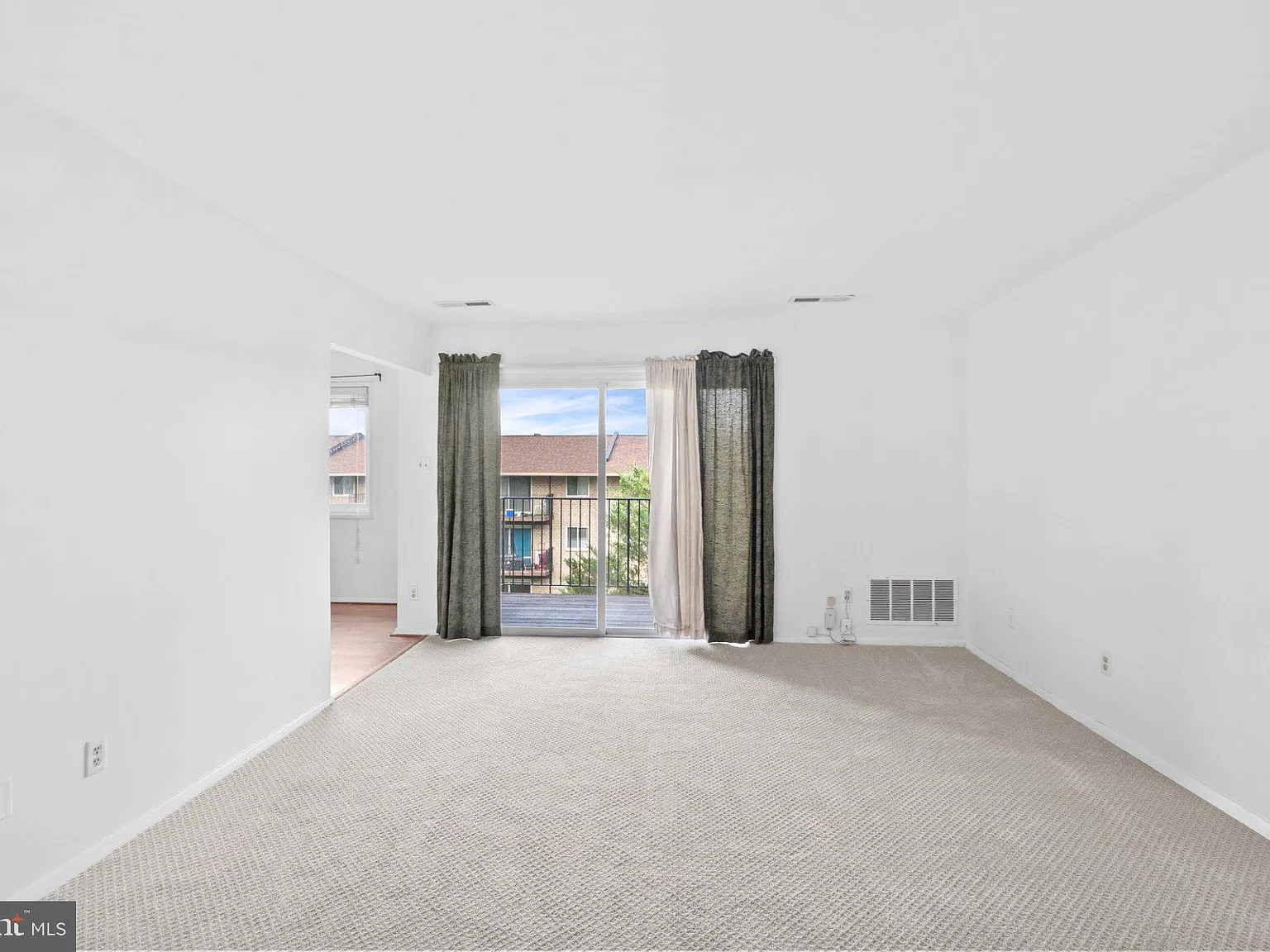 2 bed, 1.0 bath, 879 sqft, $2,000 — Photo 4
