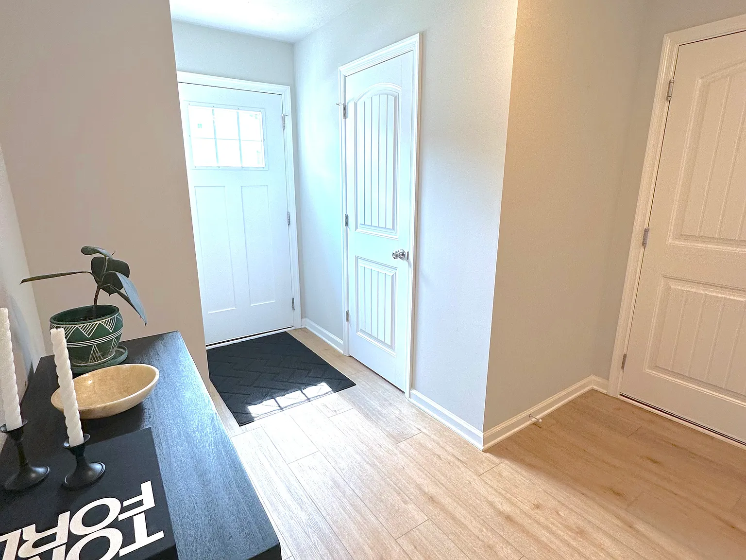 3 bed, 2.5 bath, 1900 sqft, $2,500 — Photo 3