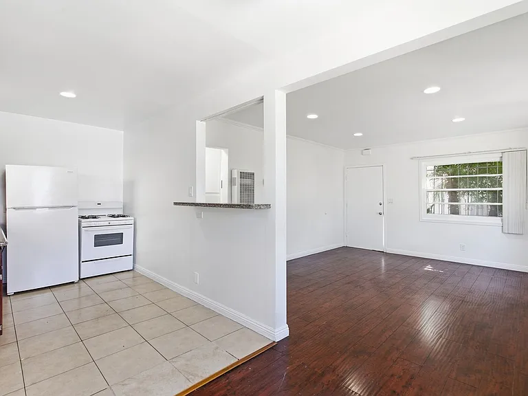 534-536 E Hyde Park Pl — Photo 6