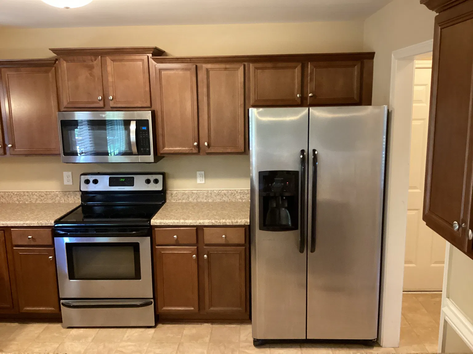 3 bed, 2.0 bath, 1481 sqft, $1,930 — Photo 3
