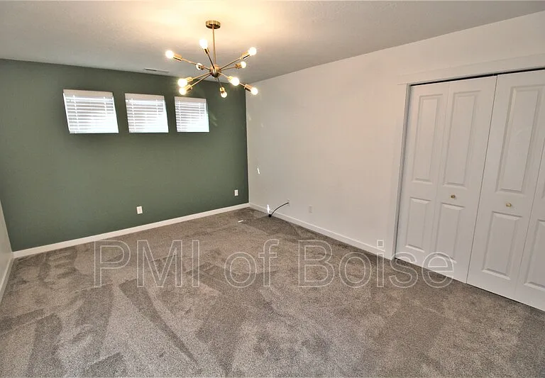 2080 S Hills Ave — Photo 23