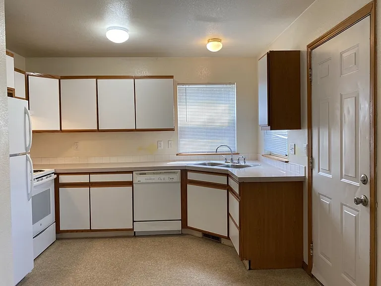 610 S Whitcomb St #B — Photo 6