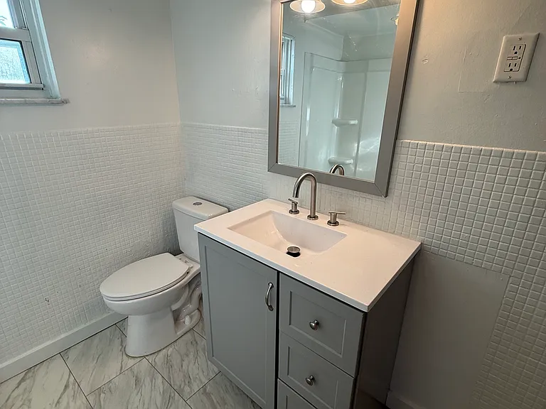 1005 Victoria Ave — Photo 17