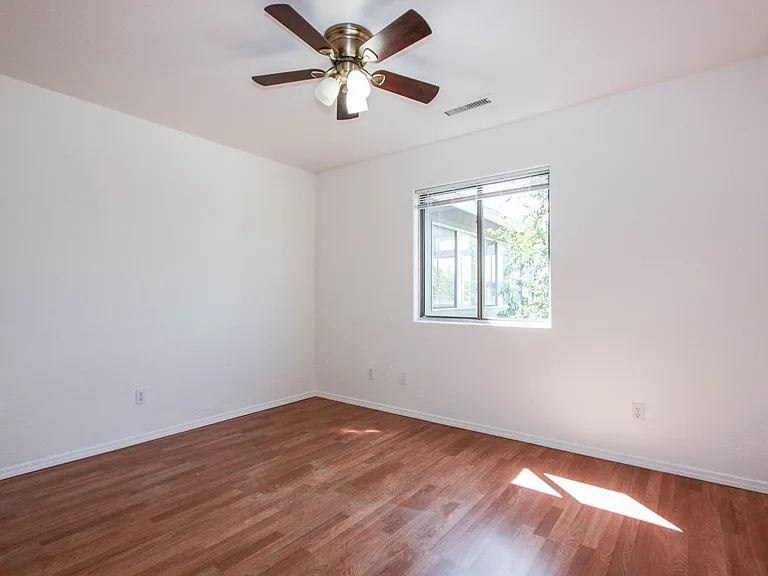 4266 N Saratoga Dr — Photo 20