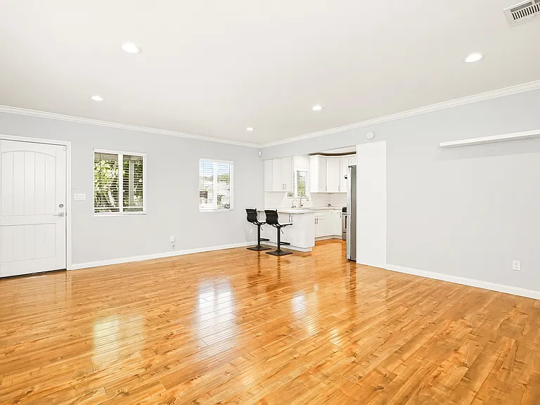 6528 Beeman Ave — Photo 4