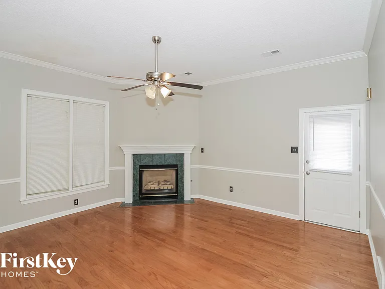 719 Gable Ln — Photo 2