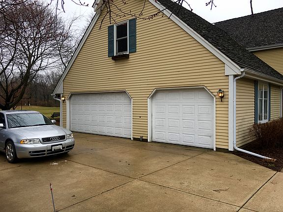 3-car garage, concrete drive