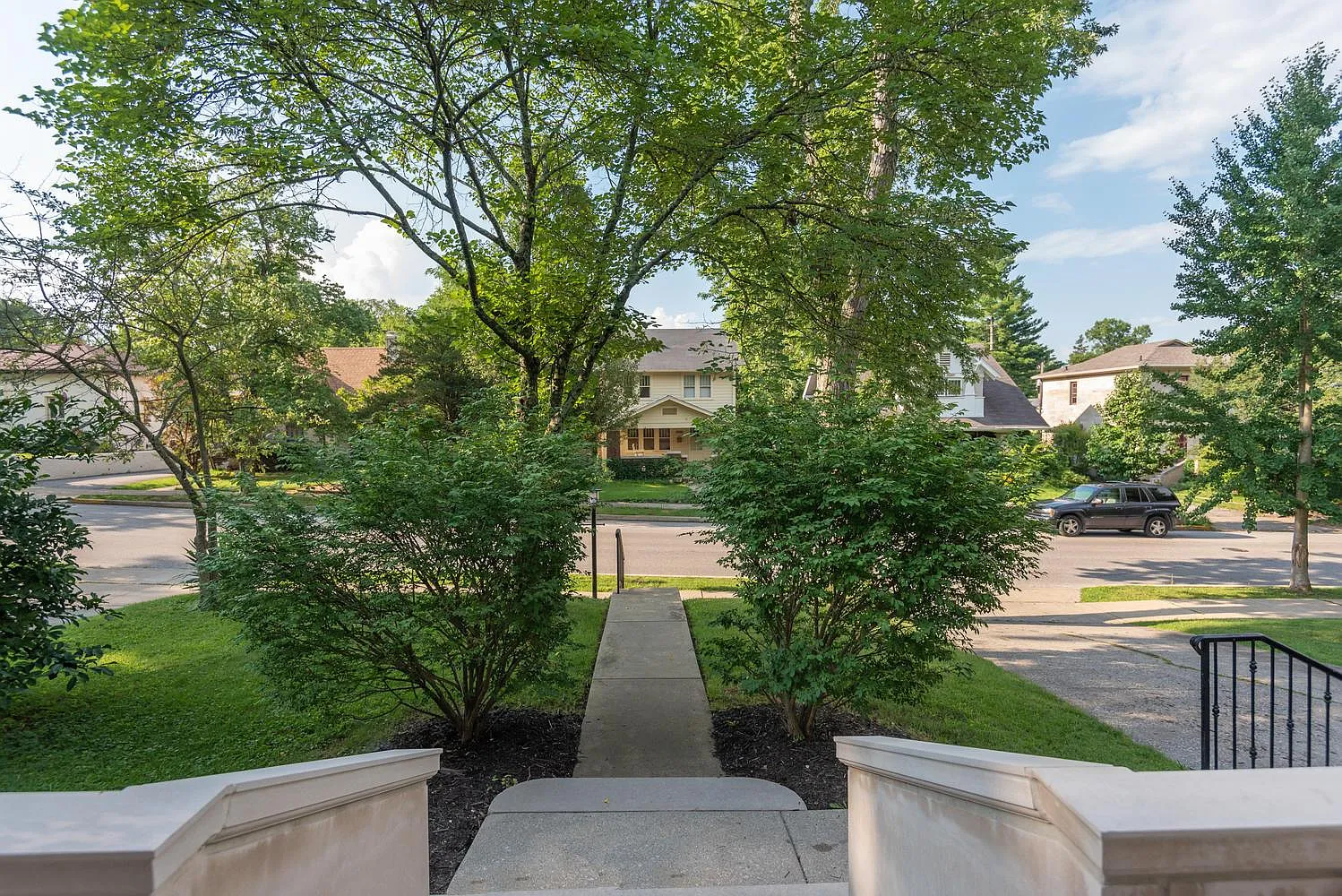 3 bed, 2.5 bath, 2400 sqft, $2,850 — Photo 3