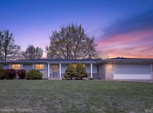 2732 Lacota Rd, Waterford, MI 48328