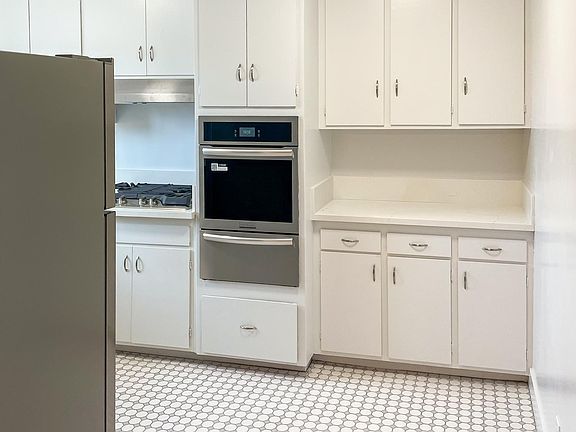 4th image of 16655 Vanowen St #7
