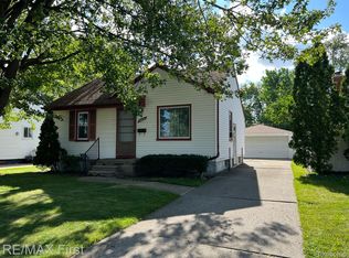 29041 Harding St, Roseville, MI 48066