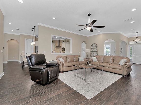 3rd image of 212 Crewilla Dr