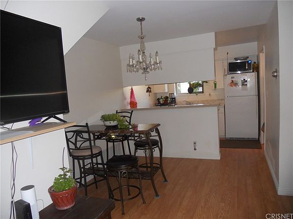 5th image of 22101 Oxnard St