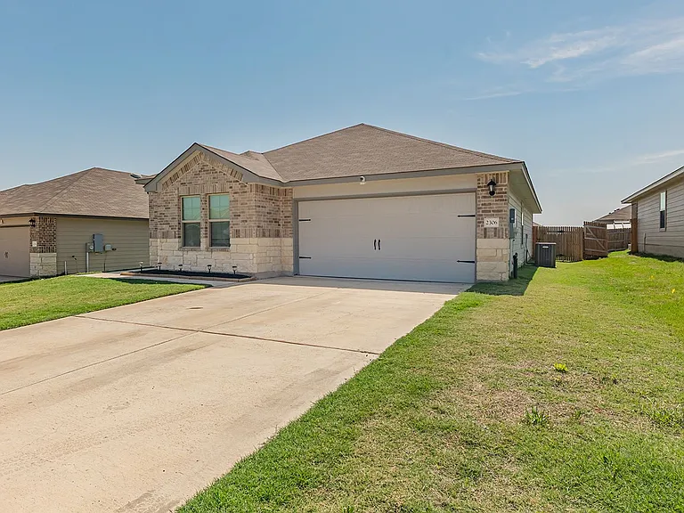 2306 Aylesbury Dr — Photo 3