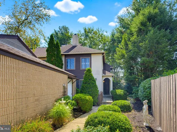 409 Stonegate Ct, Millersville, PA 17551
