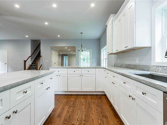 5th image of 15 Dickerson Dr