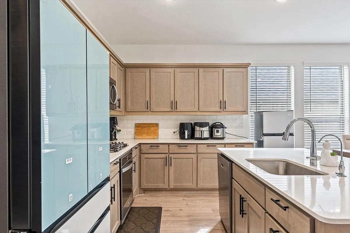 4 bed, 2484 sqft, $3,000 — Photo 4
