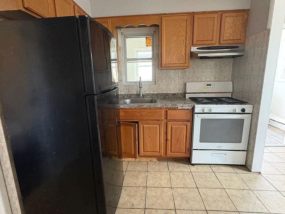 1st image of 118 Summer Ave Floor 1