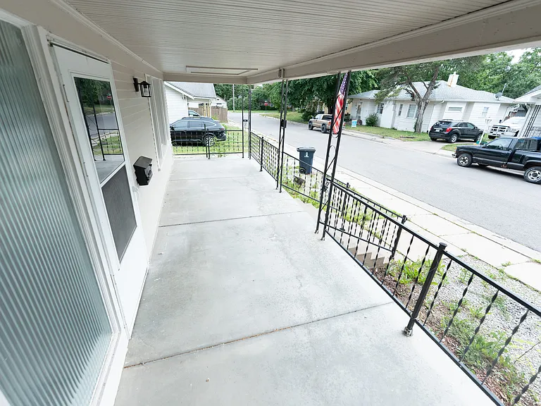 418 N Houser Dr — Photo 3