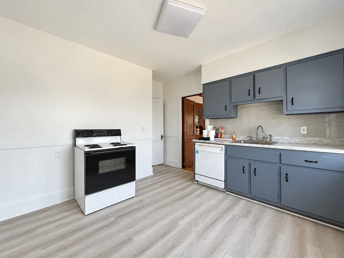 4 bed, 2.0 bath, 2000 sqft, $3,700 — Photo 2