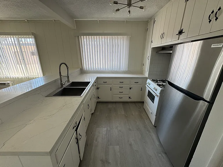 15461 Moorpark St #6 — Photo 6