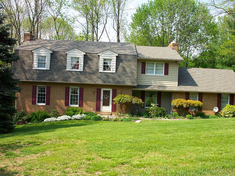 Dutch colonial on 1.5 acres