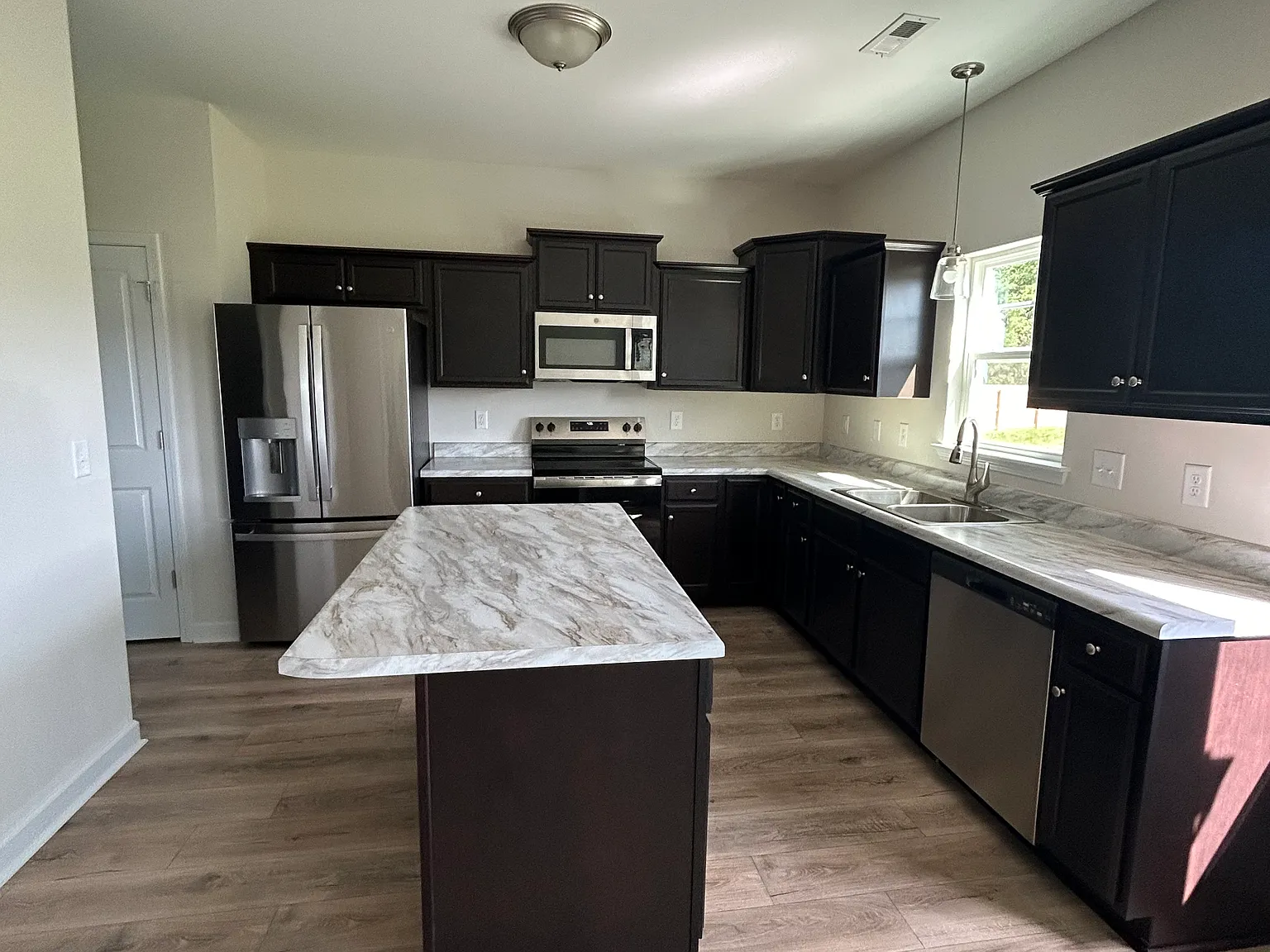 3 bed, 1686 sqft, $2,100 — Photo 2